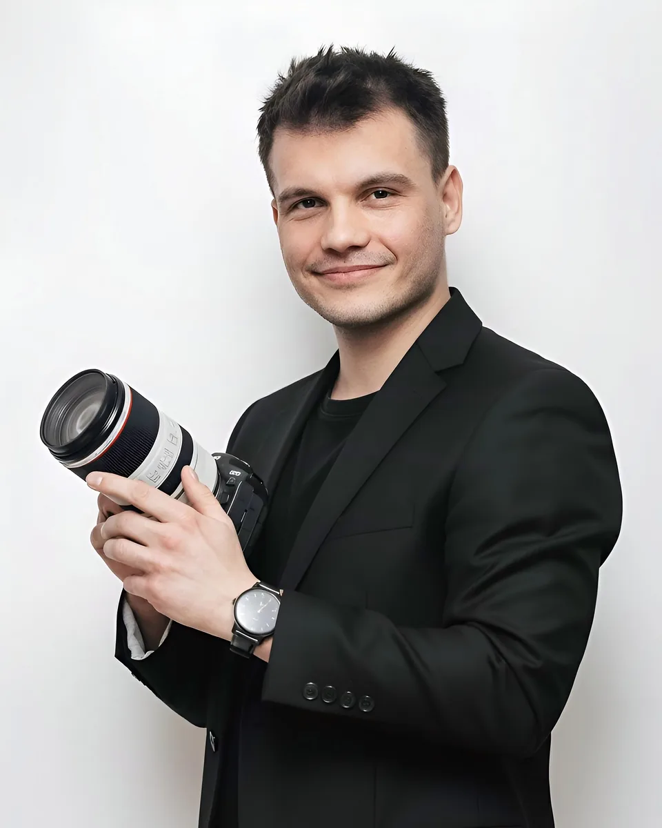 Maximilian Röder, Hochzeitsfotograf in Wien, mit Kamera in der Hand