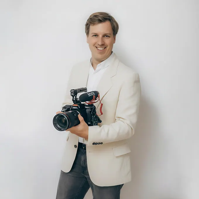 Maximilian Röder mit Kamera, Porträt