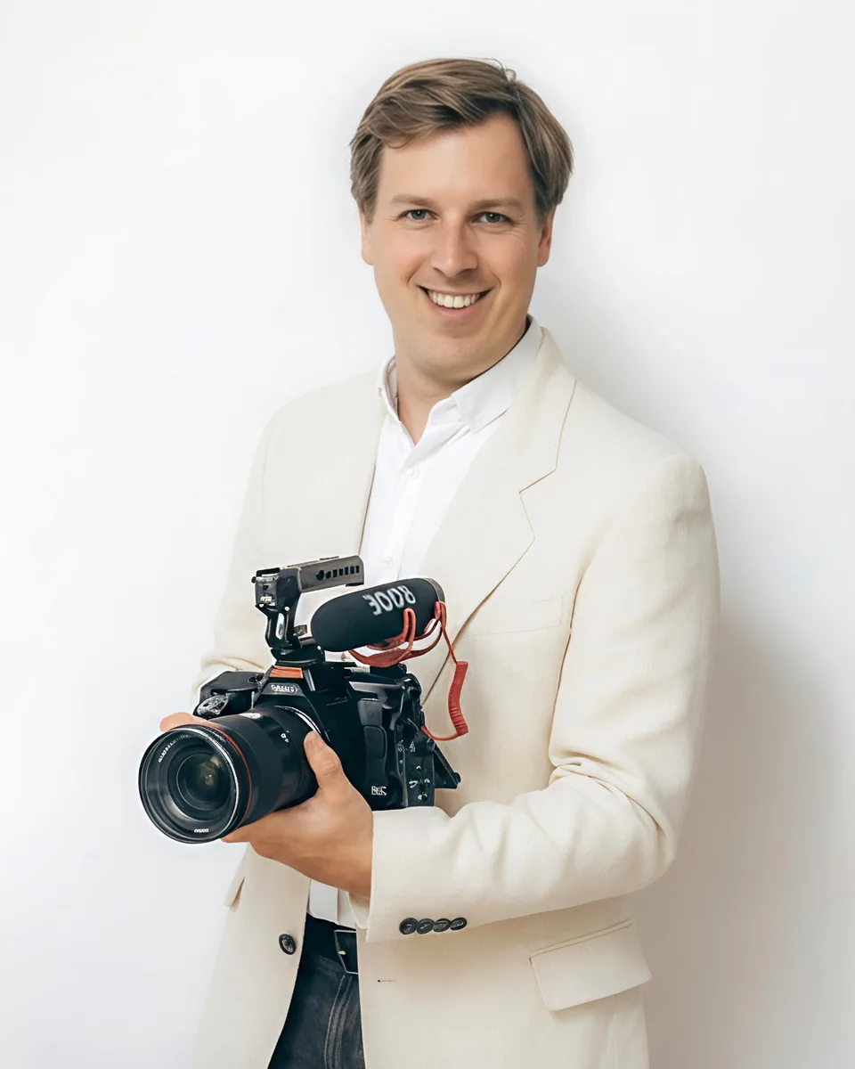 Stefan Binder, Hochzeitsvideograf in Wien, mit Kamera und Richtmikrofon